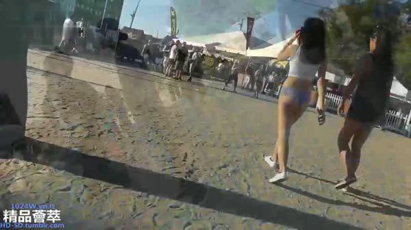 独家首发：超牛逼的洋大神西洋极品街拍 洋妞的身材真极品 丝袜美腿 裙底春光一览无馀（二）